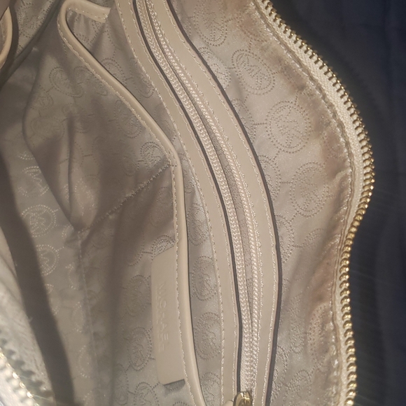 Michael Kors Vanilla PVC purse/crossbody - Picture 10 of 16